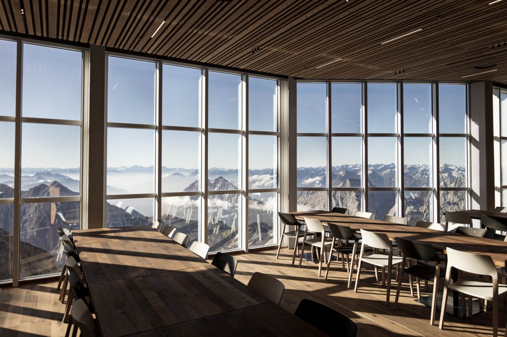 Picture of: Speise mitten auf der Zugspitze im Restaurant Panorama