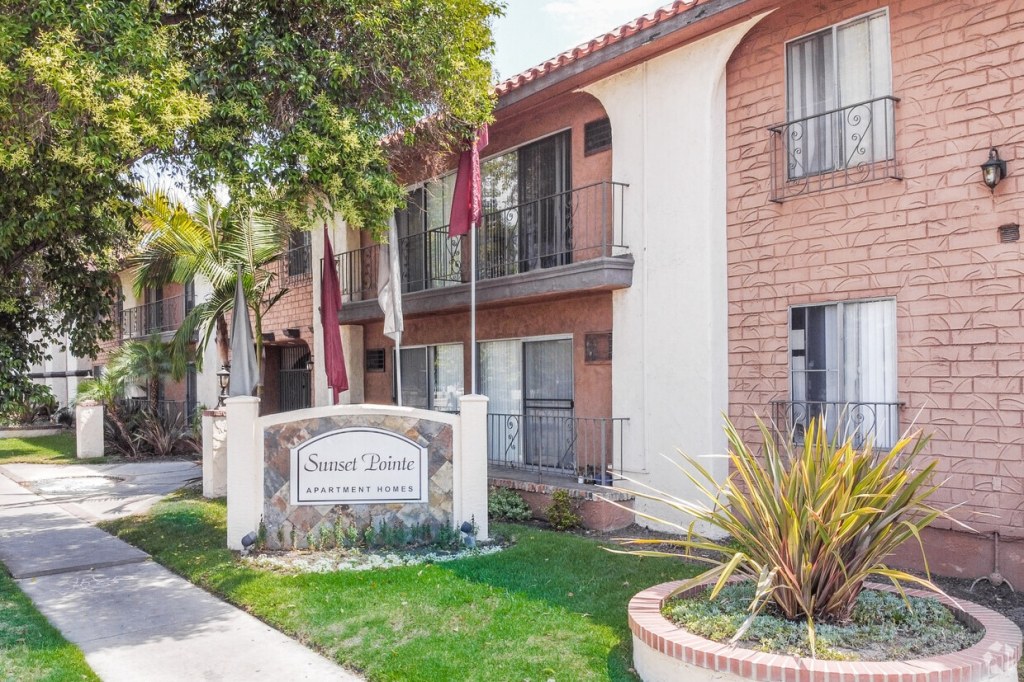 Picture of: Sunset Pointe Apartments –  Woodman Ave Panorama City, CA