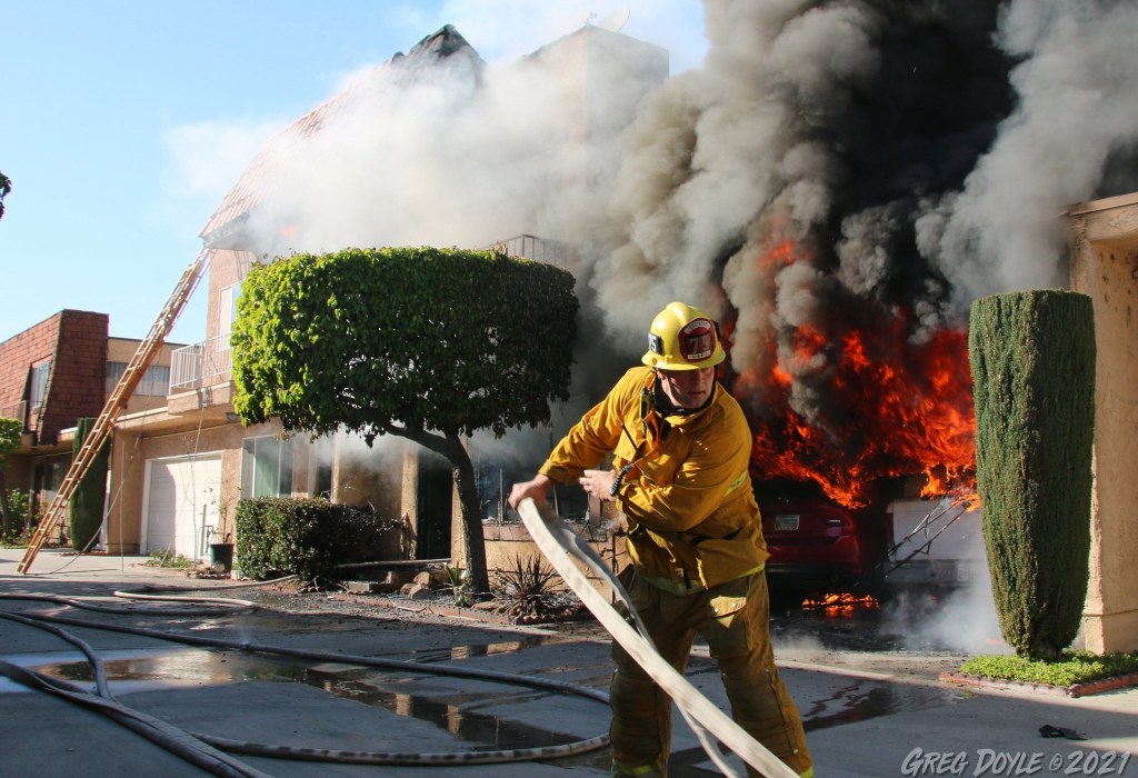 Picture of: Ten Units Damaged and Dozens Saved in Panorama City  Los Angeles